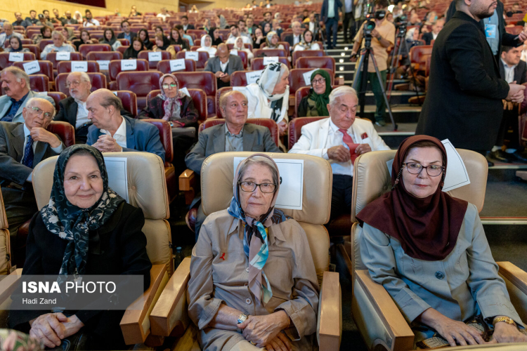 تجلیل ازخانم دکترنضال صراف‌زادگان به مناسبت روز پزشک و به عنوان پزشک برگزیده جهانی درارتقای سلامت قلب
